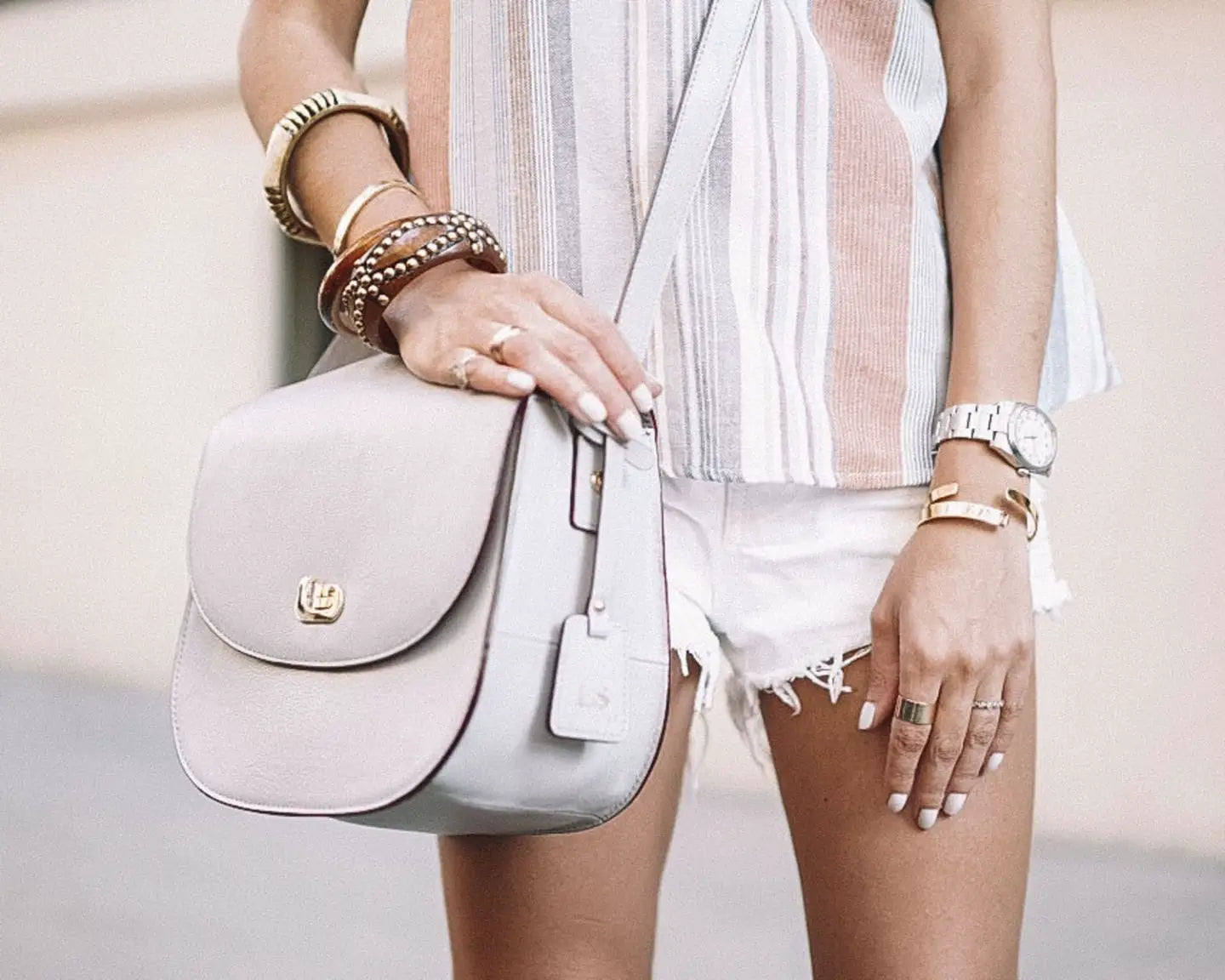 How to wear a crossbody bag?